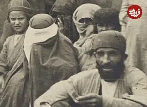 عکس| سفر زمان؛ زنان و مردان در کنار یک صابون‌فروش در بازار تهران؛ 130 سال قبل