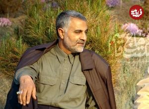 عکس؛ سفر به تاریخ؛ «سردار سلیمانی» سوار بر موتور در کنار نفربر عراقی