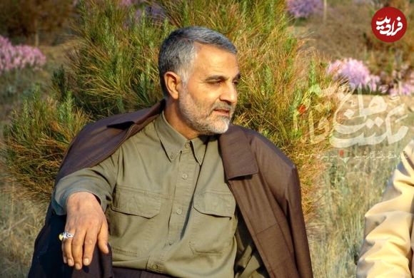 عکس؛ سفر به تاریخ؛ «سردار سلیمانی» سوار بر موتور در کنار نفربر عراقی