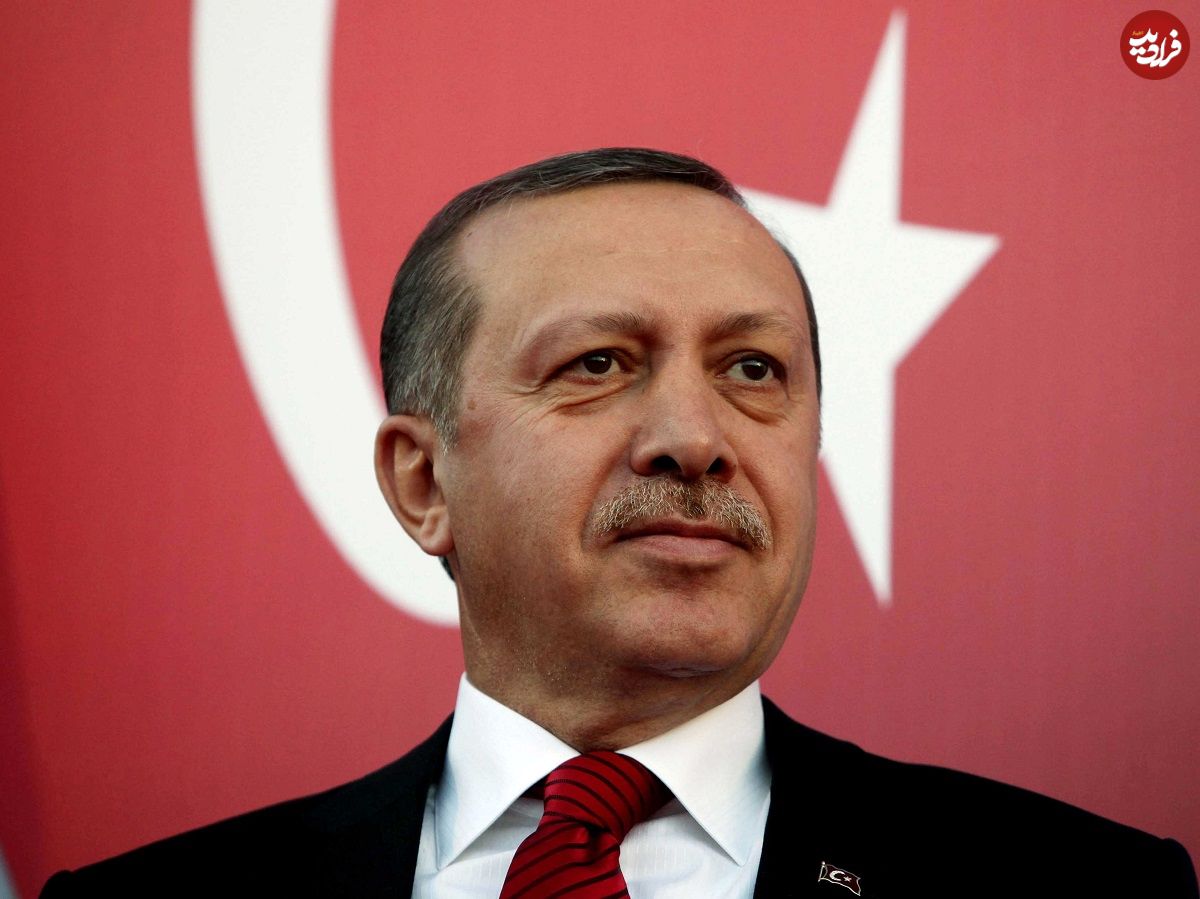 عکس؛ سفر در زمان؛ رجب طیب اردوغان در حال گفتگو با نجم الدین اربکان در استانبول؛ سال 1374