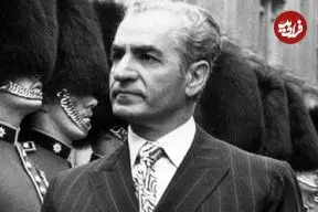 عکس| سفر در زمان؛ «محمدرضا پهلوی» در حال اعطای نشان افتخار به امامعلی حبیبی؛ سال 1335