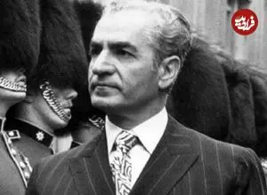 عکس| سفر در زمان؛ «محمدرضا پهلوی» در حال اعطای نشان افتخار به امامعلی حبیبی؛ سال 1335