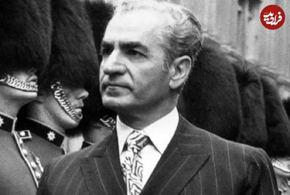 عکس| سفر در زمان؛ «محمدرضا پهلوی» در حال اعطای نشان افتخار به امامعلی حبیبی؛ سال 1335