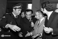 تصاویر| سفر به ایران قدیم؛ پایان گروگان‌گیری جمشید آموزگار در اتریش و عکس‌های بازگشت به تهران