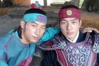 عکس| سفر به تاریخ؛ «اویی» در نقش یک «فیلمبردار»؛ دو سال بعد از سریال «جومونگ»