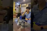 (ویدئو) دوربین مخفی طنز؛ این مرد جوان با آب پاش، اعصاب کافه نشین ها را به هم می ریزد