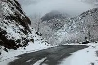 (ویدئو) نمایی خیره کننده از جاده برفیِ الموت در قزوین 