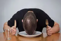چرا بعد از غذا خواب‌آلود می‌شویم؟