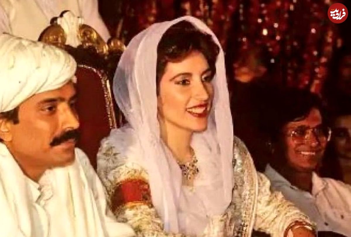 عکس؛ سفر به تاریخ؛ «بی‌نظیر بوتو، نخست وزیر اسبق پاکستان» در حال زیارت ضریح امام رضا (ع)؛ سال 1372