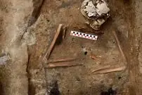 کشف یک قبر قرون وسطایی عجیب در لهستان؛ اسکلتی با یک چاقو در زیر گردن