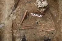 کشف یک قبر قرون وسطایی عجیب در لهستان؛ اسکلتی با یک چاقو در زیر گردن