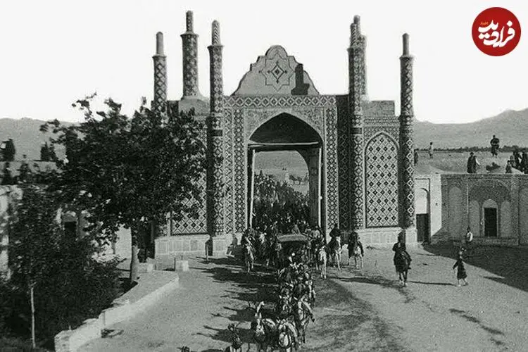 عکس| سفر زمان؛ یک آلمانی و همسرش با خودروی مرسدس در دروازه شمیران؛ 97 سال قبل