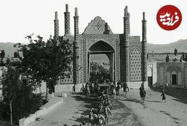 عکس| سفر زمان؛ یک آلمانی و همسرش با خودروی مرسدس در دروازه شمیران؛ 97 سال قبل