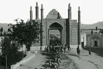 عکس| سفر زمان؛ یک آلمانی و همسرش با خودروی مرسدس در دروازه شمیران؛ 97 سال قبل