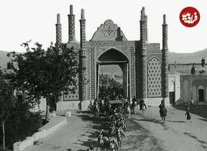 عکس| سفر زمان؛ یک آلمانی و همسرش با خودروی مرسدس در دروازه شمیران؛ 97 سال قبل