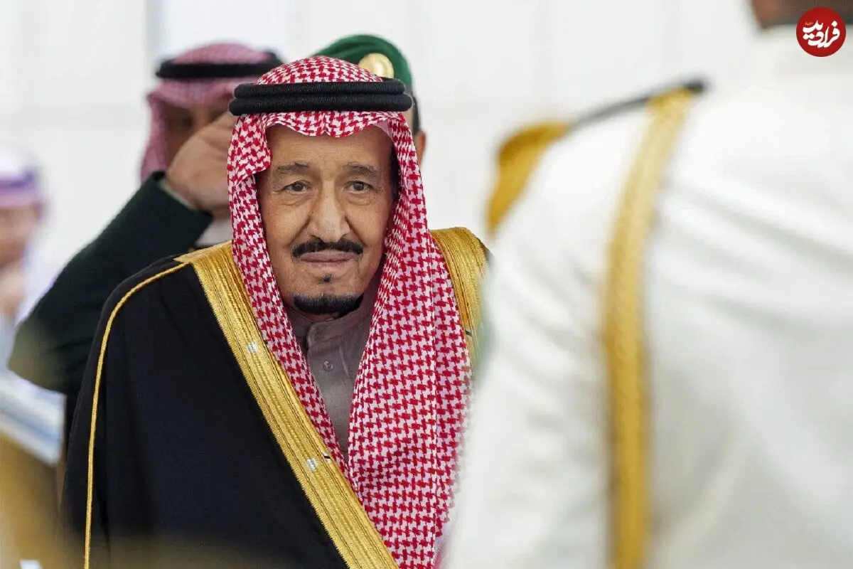 عکس| سفر در زمان؛ «ملک سلمان» در حال استقبال از رئیس جمهور فرانسه در فرودگاه ریاض؛ سال 1380