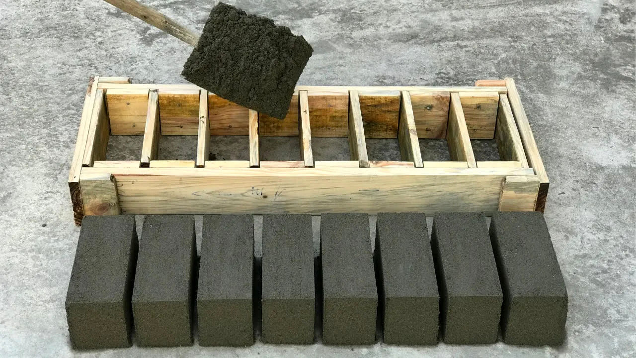 (ویدئو) فرآیند ساخت یک قالب چوبی ساده و کاربردی برای تولید آجر سیمانی 