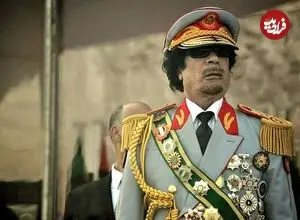 عکس| سفر در زمان؛ «معمر قذافی» با ظاهر خاص در اجلاس سران عرب در مصر؛ سال 1356