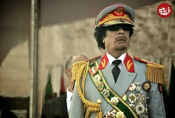 عکس| سفر در زمان؛ «معمر قذافی» با ظاهر خاص در اجلاس سران عرب در مصر؛ سال 1356