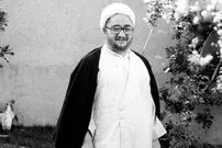 عکسی دیده نشده از صادق خلخالی در حال سخنرانی برای زنان حامی انقلاب؛ سال 57
