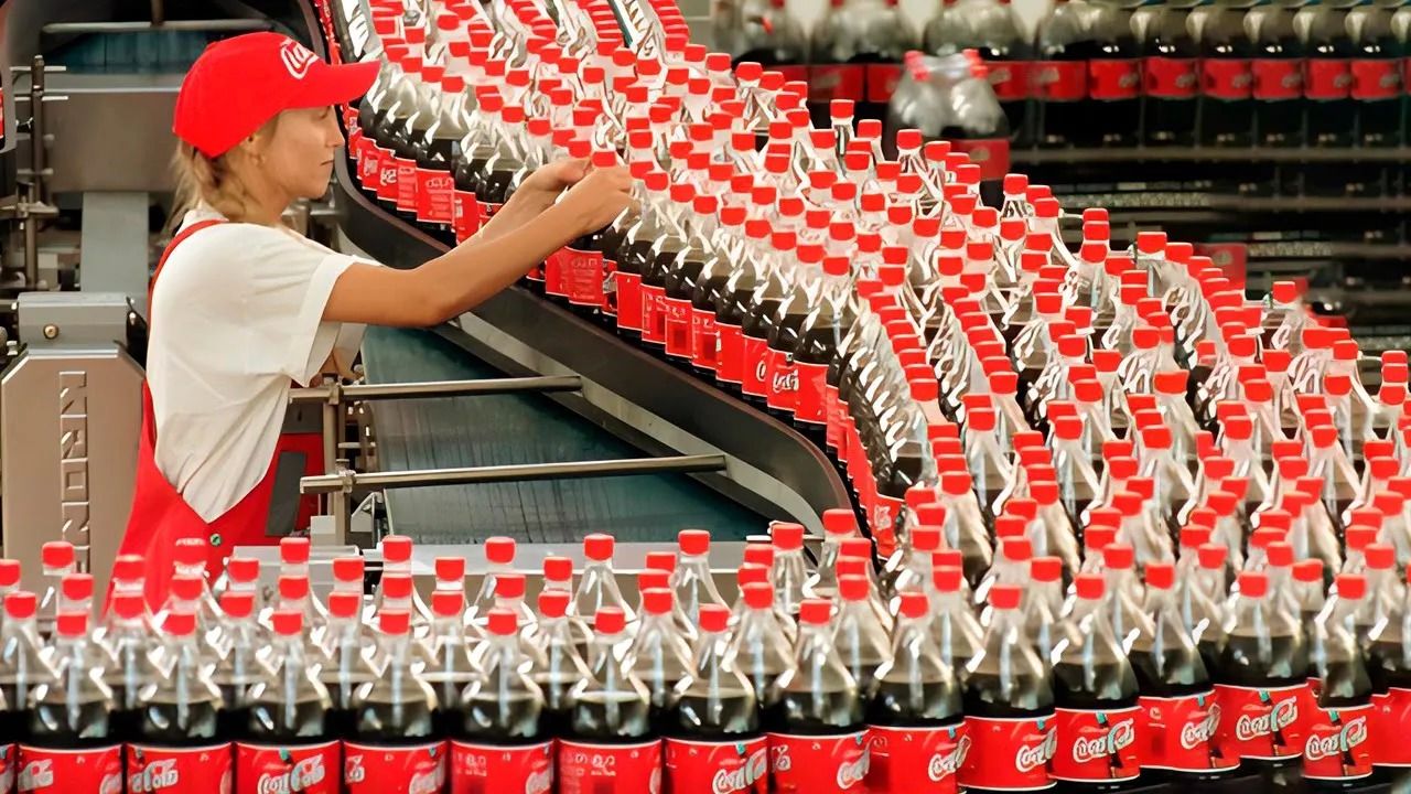 (ویدئو) بطری های پلاستیکی نوشابه کوکاکولا چگونه در کارخانه تولید می شود؟