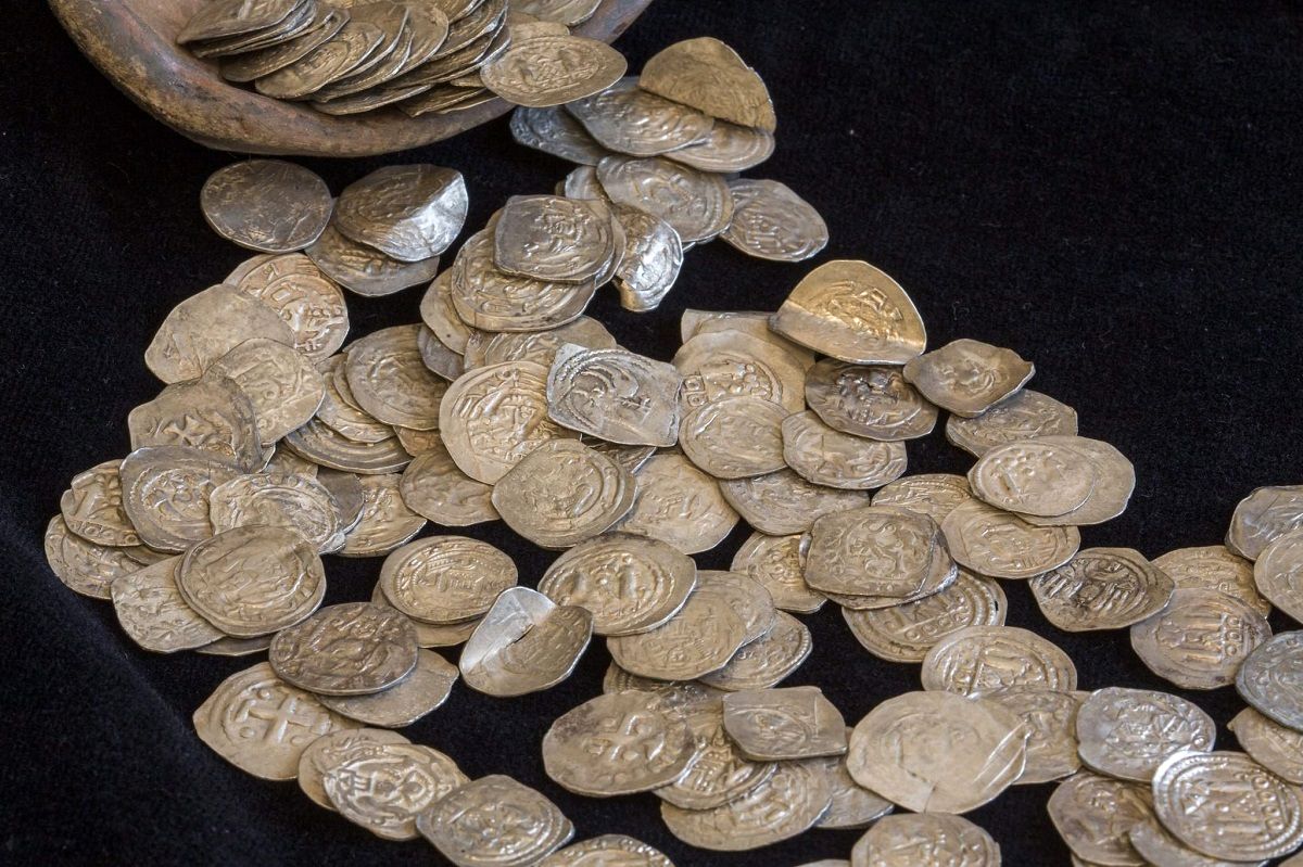 (تصاویر) کشف گنجینۀ کمیاب سکه‌های ۵۰۰ ساله در مجارستان 

