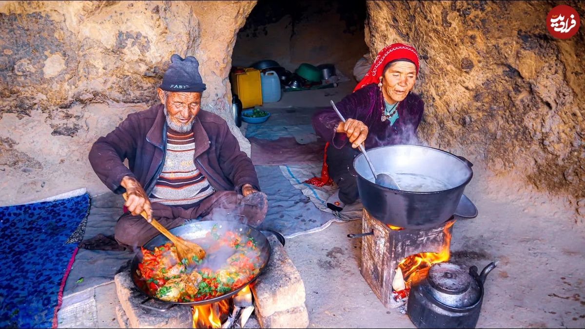 (ویدئو) پخت چلو مرغ به شیوه ای جدید توسط زوج مسن غارنشین افغانستانی