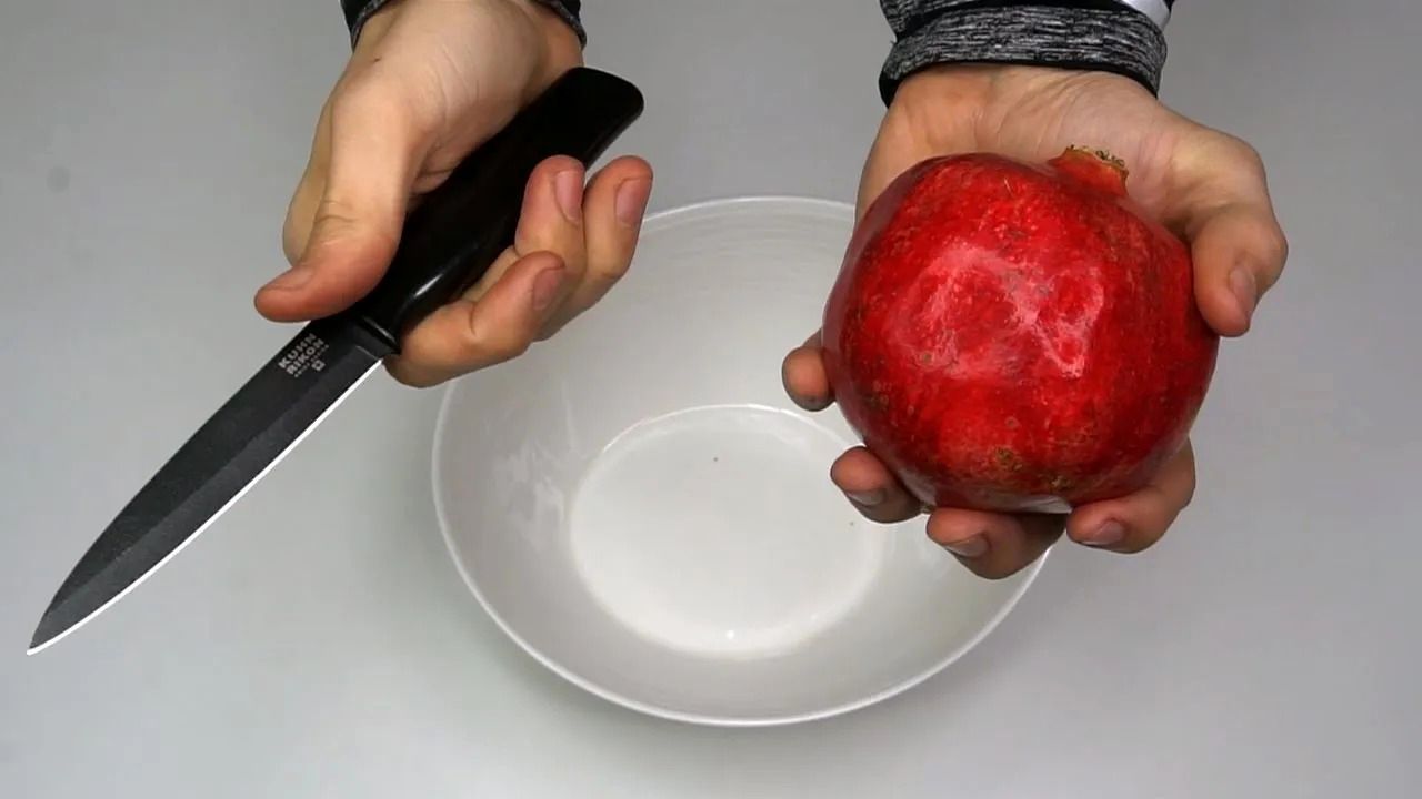 (ویدئو) چگونه پوست انار را به روشی سریع برش بزنیم و دانه ها را جدا کنیم؟