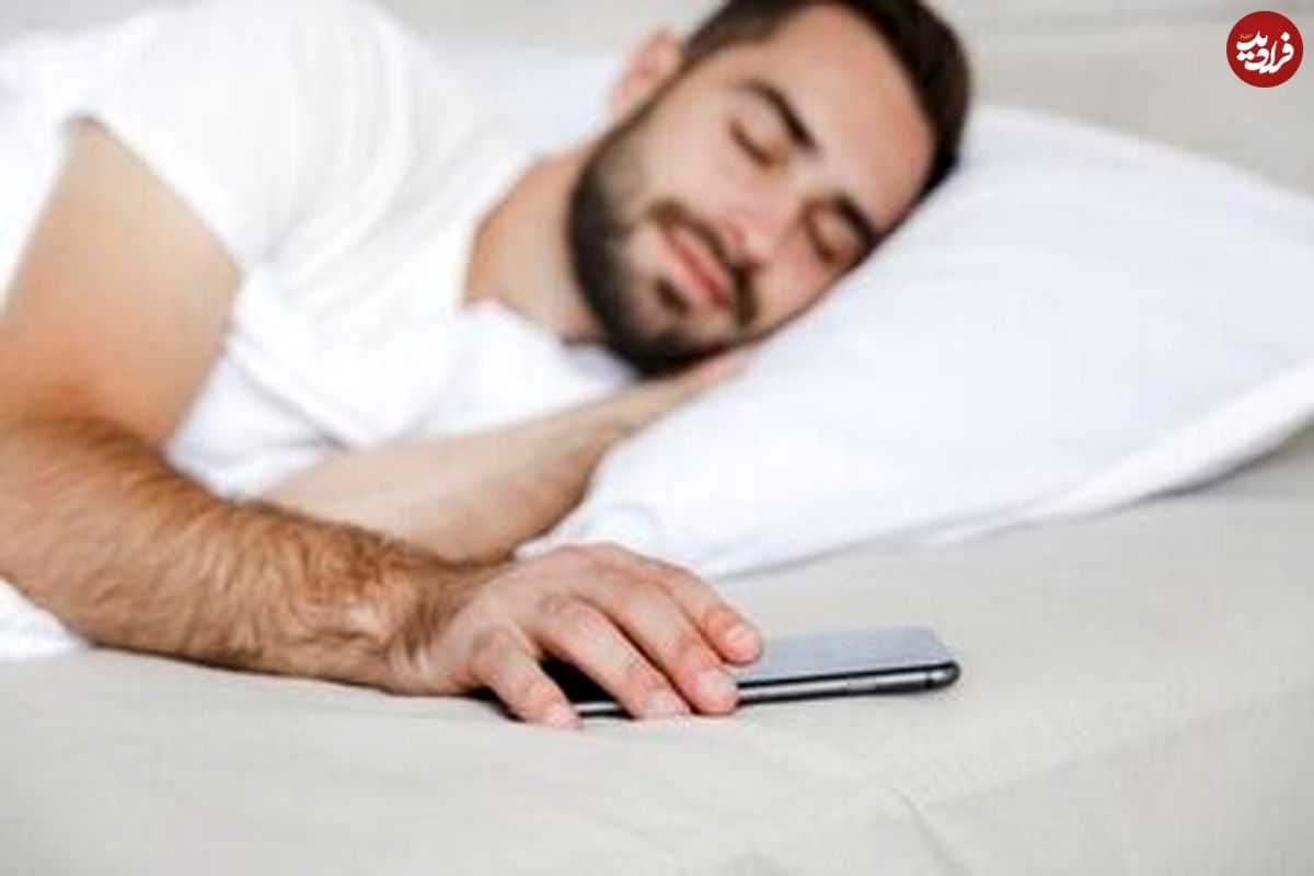 آیا خوابیدن کنار موبایل خطرناک است؟