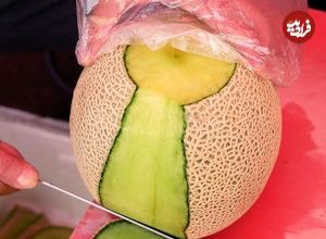 ببینید؛ برش تماشایی هندوانه، طالبی و آناناس توسط فروشنده ماهر خیابانی در سئول