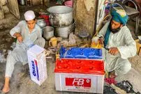 (ویدئو) پاکستانی ها باتری کهنه خودرو را دور نمی ریزند، به این شکل نوسازی می کنند