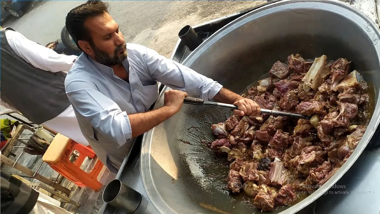 (ویدئو) غذای خیابانی در پاکستان؛ فرآیند تهیه 60 کیلو قابلی پلو توسط آشپز پیشاوری