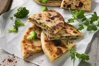 (ویدئو) غذاهای روستایی: پخت نان پنیر و سبزیجات متفاوت به سبک بانوی روستایی هندی