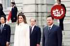 عکس؛ سفر در زمان؛ «پادشاه اردن در حال خوردن بره کامل با ارتشی ها»؛ سال 1378