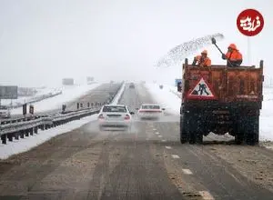 بارش برف و باران در محورهای ۱۳ استان/ تردد در جاده‌های شمالی روان است