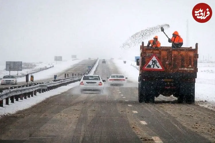 بارش برف و باران در محورهای ۱۳ استان/ تردد در جاده‌های شمالی روان است