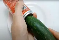 (ویدئو) چگونه قوطی فلزی نوشابه را به رنده خیار تبدیل کنیم؟