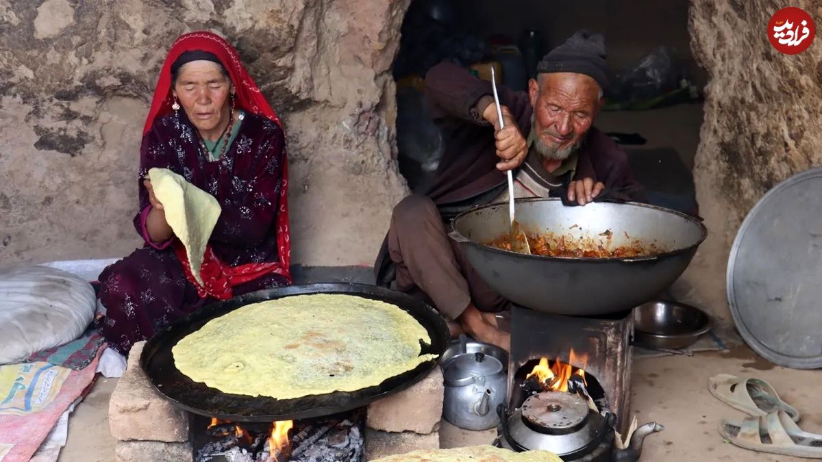 (ویدئو) زندگی عاشقانه این زوج مسن افغانستانی در غار باستانی؛ پخت نان و واویشکای گوشت توسط آن‌ها را ببینید