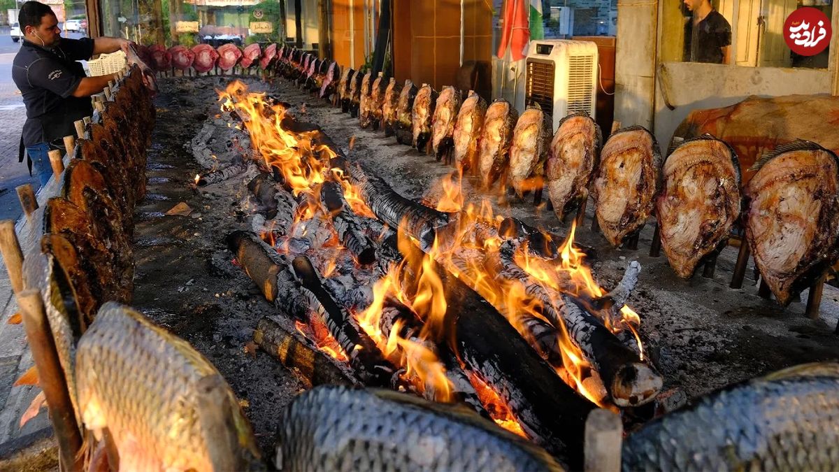 (ویدئو) غذای خیابانی مشهور در عراق؛ کباب کردن 70 ماهی بزرگ کپور دور آتش