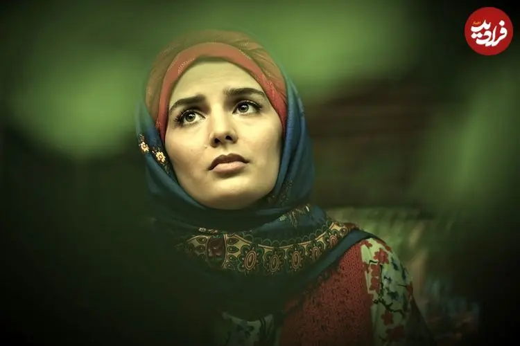 عکس| سفر در زمان؛ «غزاله اکرمی» در حال مطالعه فیلمنامه سریال سوجان در پشت صحنه