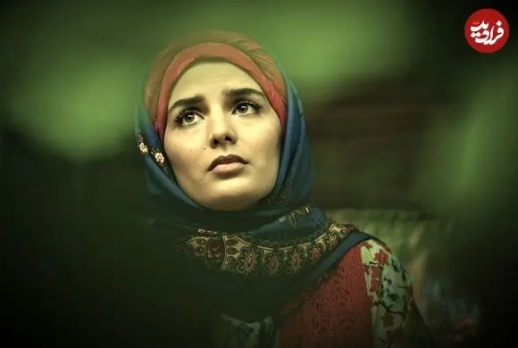 عکس| سفر در زمان؛ «غزاله اکرمی» در حال مطالعه فیلمنامه سریال سوجان در پشت صحنه