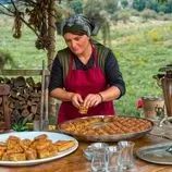 ببینید| غذای روستایی در آذربایجان؛ پخت باقلوای گردویی و مربای شاه توت در طبیعت
