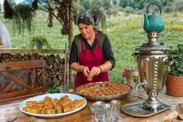 ببینید| غذای روستایی در آذربایجان؛ پخت باقلوای گردویی و مربای شاه توت در طبیعت