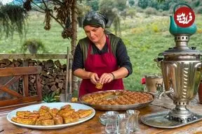 ببینید| غذای روستایی در آذربایجان؛ پخت باقلوای گردویی و مربای شاه توت در طبیعت