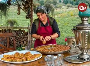 ببینید| غذای روستایی در آذربایجان؛ پخت باقلوای گردویی و مربای شاه توت در طبیعت