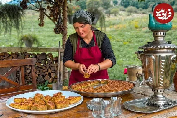 ببینید| غذای روستایی در آذربایجان؛ پخت باقلوای گردویی و مربای شاه توت در طبیعت