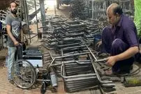 (ویدئو) ببینید پاکستانی ها در چه فرایند سخت و چالش برانگیزی ویلچر تولید می کنند