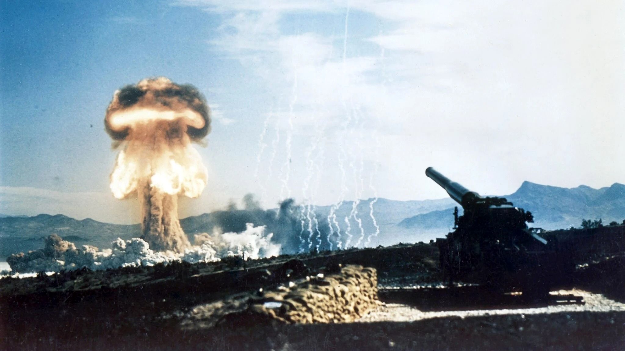 (ویدئو) لحظه شلیک بمب اتمی و انفجار هولناک آن در نوادا آمریکا