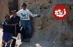 عکس| سفر زمان؛ بازی کودکان روستایی در ویرانه‌های روستای زلزله‌زده؛ سال 78