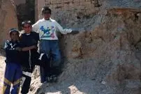 عکس| سفر زمان؛ بازی کودکان روستایی در ویرانه‌های روستای زلزله‌زده؛ سال 78